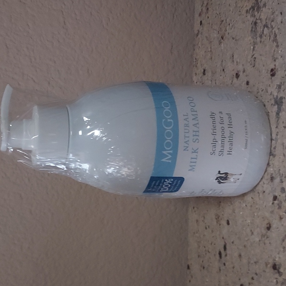 Moogoo Natural Milk Free from Harsh Synthetic Detergents Gentle Shampoo NEW - Picture 3 of 5